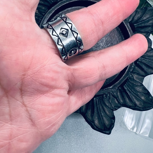 Men's Silver Tribal Pattern Ring Size 11 Costume Jewelry - Picture 2 of 5